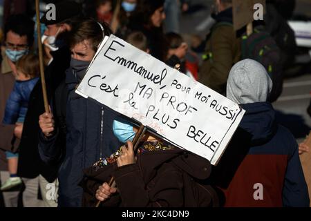 Ein Protestler hält ein Plakat mit der Aufschrift: „Emmanuel, auch für mich ist mein Lehrer der schönste“. Eltern und Kinder protestieren gegen den von J.-M. vorgelegten Gesetzentwurf Blanquer, Bildungsminister, sogenanntes „Gesetz zur Stärkung der republikanischen Prinzipien“. Dieser Gesetzentwurf beabsichtigt, Schule zu Hause oder Familienunterricht zu verbieten, außer für Kinder, die schwer krank sind. Das Recht, in der Familie zu unterrichten, ist in Frankreich seit dem 19. Jahrhundert ein Recht. Fast 1 % der Schüler werden zu Hause unterrichtet. Dieser Gesetzentwurf sieht auch vor, die Schule für 3yo Kinder obligatorisch zu machen. Die französische Regierung sagt, dass der Gesetzentwurf notwendig ist f Stockfoto