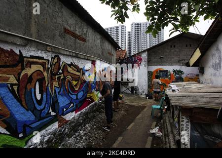 Indonesische lokale Künstler zeichneten Wandmalereien an den Wänden der Häuser, damit die Bewohner das Dorf, das Zentrum der schriftlichen Batik-Handwerker in Batik Village, Cibuluh, Bogor City, West Java, Indonesien, dekorieren und verschönern konnten. Am 22. November 2020. (Foto von Adriana Adie/NurPhoto) Stockfoto