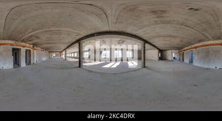 360 Grad Panorama Ansicht von Vollständiges, nahtloses, kugelförmiges Hdri Panorama 360 Grad in verlassenem Inneren eines großen leeren Raumes wie Lagerhaus, Hangar oder Galerie mit Fenstern und Säulen i.