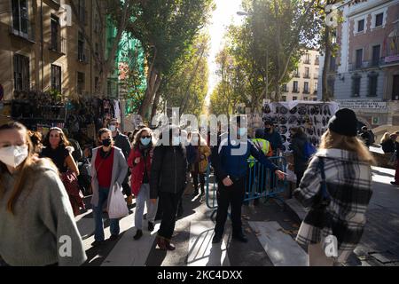 Die Polizei kontrolliert den Zugang zu El Rastro de Madrid, das am 22. November 2020 in Madrid, Spanien, mit der Hälfte der Sitze und der Kapazität nach acht Monaten, die aufgrund der COVID-19-Pandemie ausgesetzt wurden, wieder eröffnet wird. (Foto von Jon Imanol Reino/NurPhoto) Stockfoto