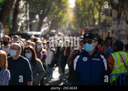 Die Polizei kontrolliert den Zugang zu El Rastro de Madrid, das am 22. November 2020 in Madrid, Spanien, mit der Hälfte der Sitze und der Kapazität nach acht Monaten, die aufgrund der COVID-19-Pandemie ausgesetzt wurden, wieder eröffnet wird. (Foto von Jon Imanol Reino/NurPhoto) Stockfoto