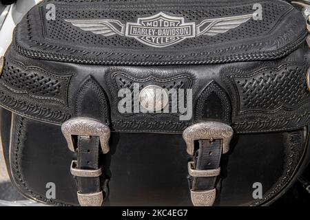 Leder-Paniers auf einer Custom Harley Davidson Stockfoto