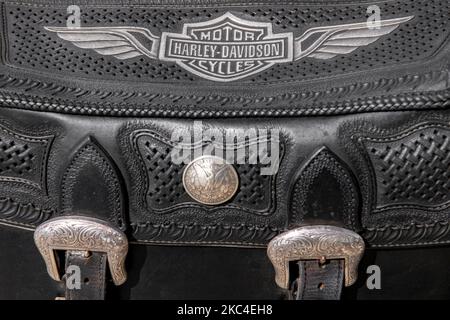 Leder-Paniers auf einer Custom Harley Davidson Stockfoto