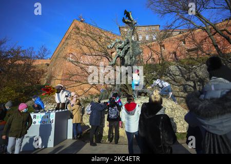 Neben der Drachenstatue in der Nähe von Wawel Castle erschien ein feuerspeiendes Schaf aus LEGO-Steinen. Krakau, Polen, am 21. November 2020. Die Installation bezieht sich auf die globale Aktion #RebuildTheWorld, die auf die Entwicklung von Kreativität bei Kindern abzielt und sich auf die diesjährige Ausgabe des Weltgütetages bezieht. (Foto von Beata Zawrzel/NurPhoto) Stockfoto