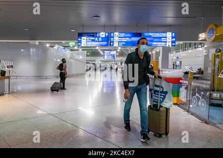 Passagiere, die mit den obligatorischen Gesichtsmasken in der Hauptabflugshalle im Terminal des internationalen Flughafens Athen ATH LGAV in Griechenland gesehen werden. In vielen Ländern Griechenlands wurden unter anderem Coronavirus-Maßnahmen wie Sperrung, Quarantäne und Reisebeschränkungen eingeführt. Passagiere, die Gesichtsmasken und Handschuhe tragen und Handdesinfektionsmittel als vorbeugende Maßnahme gegen die Ausbreitung der COVID-19-Pandemie verwenden. Griechenland und Europa schlossen die Grenzen für Menschen außerhalb Europas und der Schengen-Zone für eine lange Zeit, aber Griechenland begann mit der Aufhebung des Verkehrsverbots seit Juni 2020, um den Wirtschafts-, Reise- und Fremdenverkehr anzukurbeln Stockfoto