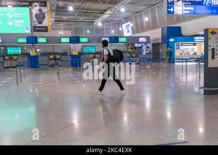 Passagiere, die mit den obligatorischen Gesichtsmasken in der Hauptabflugshalle im Terminal des internationalen Flughafens Athen ATH LGAV in Griechenland gesehen werden. In vielen Ländern Griechenlands wurden unter anderem Coronavirus-Maßnahmen wie Sperrung, Quarantäne und Reisebeschränkungen eingeführt. Passagiere, die Gesichtsmasken und Handschuhe tragen und Handdesinfektionsmittel als vorbeugende Maßnahme gegen die Ausbreitung der COVID-19-Pandemie verwenden. Griechenland und Europa schlossen die Grenzen für Menschen außerhalb Europas und der Schengen-Zone für eine lange Zeit, aber Griechenland begann mit der Aufhebung des Verkehrsverbots seit Juni 2020, um den Wirtschafts-, Reise- und Fremdenverkehr anzukurbeln Stockfoto