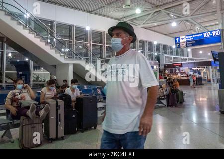 Passagiere, die mit den obligatorischen Gesichtsmasken in der Hauptabflugshalle im Terminal des internationalen Flughafens Athen ATH LGAV in Griechenland gesehen werden. In vielen Ländern Griechenlands wurden unter anderem Coronavirus-Maßnahmen wie Sperrung, Quarantäne und Reisebeschränkungen eingeführt. Passagiere, die Gesichtsmasken und Handschuhe tragen und Handdesinfektionsmittel als vorbeugende Maßnahme gegen die Ausbreitung der COVID-19-Pandemie verwenden. Griechenland und Europa schlossen die Grenzen für Menschen außerhalb Europas und der Schengen-Zone für eine lange Zeit, aber Griechenland begann mit der Aufhebung des Verkehrsverbots seit Juni 2020, um den Wirtschafts-, Reise- und Fremdenverkehr anzukurbeln Stockfoto