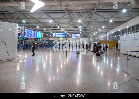 Passagiere, die mit den obligatorischen Gesichtsmasken in der Hauptabflugshalle im Terminal des internationalen Flughafens Athen ATH LGAV in Griechenland gesehen werden. In vielen Ländern Griechenlands wurden unter anderem Coronavirus-Maßnahmen wie Sperrung, Quarantäne und Reisebeschränkungen eingeführt. Passagiere, die Gesichtsmasken und Handschuhe tragen und Handdesinfektionsmittel als vorbeugende Maßnahme gegen die Ausbreitung der COVID-19-Pandemie verwenden. Griechenland und Europa schlossen die Grenzen für Menschen außerhalb Europas und der Schengen-Zone für eine lange Zeit, aber Griechenland begann mit der Aufhebung des Verkehrsverbots seit Juni 2020, um den Wirtschafts-, Reise- und Fremdenverkehr anzukurbeln Stockfoto