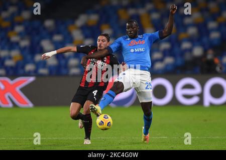 Ismael Bennacer von AC Mailand konkurriert um den Ball mit Kalidou Koulibaly von SSC Napoli während der Serie Ein Spiel zwischen SSC Napoli und AC Mailand im Stadio San Paolo Neapel Italien am 22. November 2020 . (Foto von Franco Romano/NurPhoto) Stockfoto