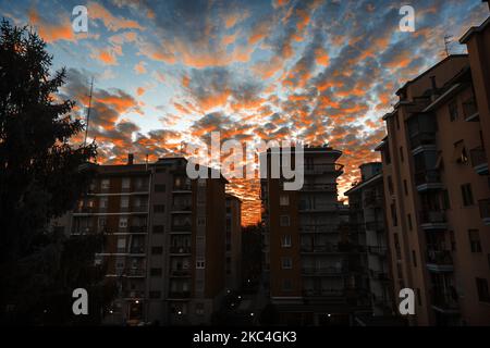 Sonnenuntergang über der Stadt Mailand, Italien, am 23. November 2020. (Foto von Fabrizio Di Nucci/NurPhoto) Stockfoto