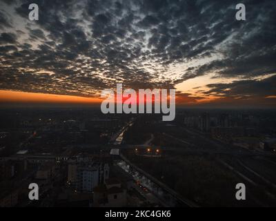 Sonnenuntergang über der Stadt Mailand, Italien, am 23. November 2020. (Foto von Fabrizio Di Nucci/NurPhoto) Stockfoto