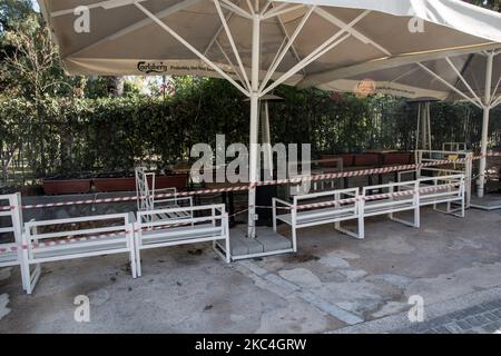 Ein geschlossenes Café in Athen, Griechenland, am 23. November 2020 während der zweiten COVID-19-Sperre in Griechenland. (Foto von Nikolas Kokovlis/NurPhoto) Stockfoto