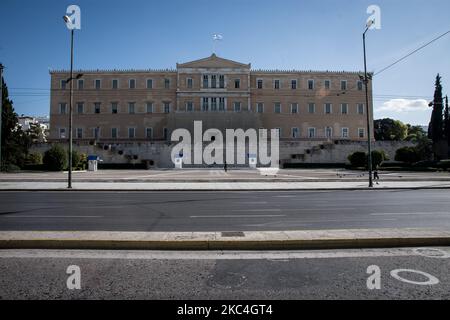 Griechisches Parlament in Athen, Griechenland, am 23. November 2020 während der zweiten COVID-19-Sperre in Griechenland. (Foto von Nikolas Kokovlis/NurPhoto) Stockfoto