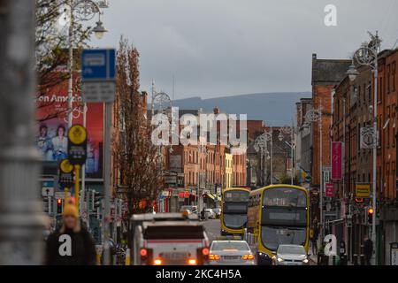 Blick auf eine belebte Straße im Stadtzentrum von Dublin. Am Montag, den 23. November 2020, in Dublin, Irland. (Foto von Artur Widak/NurPhoto) Stockfoto