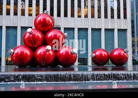 Ein Blick auf eine riesige Weihnachtsdekoration entlang der Sixth Avenue am 23. November 2020 in New York City. (Foto von John Nacion/NurPhoto) Stockfoto