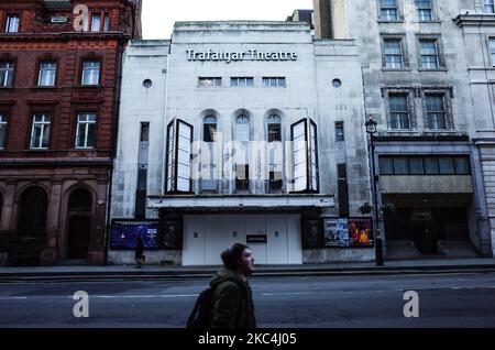 Ein Mann geht am 23. November 2020 am vorübergehend geschlossenen Trafalgar Theatre in einer ruhigen Whitehall in London, England, vorbei. In ganz England bleiben nicht unbedingt erforderliche Geschäfte sowie Bars, Restaurants und andere Gastgewerbebetriebe im Rahmen der zweiten nationalen Sperre des Coronavirus geschlossen, die am 5. November begonnen wurde und am 2. Dezember ausläuft. (Foto von David Cliff/NurPhoto) Stockfoto