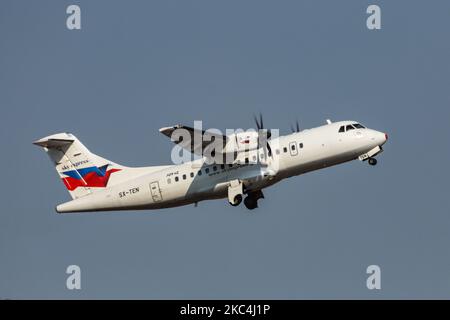 Ein Sky Express ATR 42 Flugzeug wie gesehen, fliegt und fliegt vom Internationalen Flughafen Athen ATH LGAV in Griechenland am blauen Himmel, während das Propellerflugzeug das Fahrwerk einfährt. Das abfliegende Turboprop-Flugzeug der SkyExpress-Regionalfluggesellschaft hat die Zulassung SX-TEN. Sky Express GQ seh AIR KRETA, die kretische Luftfahrtexploitation hat ihren Hauptsitz in Athen und Drehkreuze in Athen, Heraklion Creta Island und Thessaloniki. Die griechische Regionalfluggesellschaft ist die erste Fluggesellschaft, die während der Covid-19-Pandemie einen Airbus A320neo-Auftrag für den inländischen und den Tourismusmarkt abgab. Der Weltreisende Stockfoto