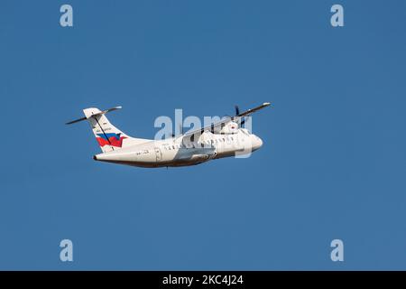 Ein Sky Express ATR 42 Flugzeug wie gesehen, fliegt und fliegt vom Internationalen Flughafen Athen ATH LGAV in Griechenland am blauen Himmel, während das Propellerflugzeug das Fahrwerk einfährt. Das abfliegende Turboprop-Flugzeug der SkyExpress-Regionalfluggesellschaft hat die Zulassung SX-TEN. Sky Express GQ seh AIR KRETA, die kretische Luftfahrtexploitation hat ihren Hauptsitz in Athen und Drehkreuze in Athen, Heraklion Creta Island und Thessaloniki. Die griechische Regionalfluggesellschaft ist die erste Fluggesellschaft, die während der Covid-19-Pandemie einen Airbus A320neo-Auftrag für den inländischen und den Tourismusmarkt abgab. Der Weltreisende Stockfoto