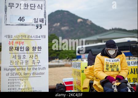 Kim Sung-mook, der sich seit 46 Tagen im Hungerstreik befindet, sitzt auf einem Stuhl während einer Pressekonferenz, die am 24. November 2020 in Seoul, Südkorea, die Untersuchung der Wahrheit der Sewol-Fähre fordert. Kim, die zur Zeit der Sewol-Fährkatastrophe Studenten mit einem Feuerwehrschlauch gerettet hat, tritt seit Oktober 10 in Hungerstreik und fordert die Untersuchung der Katastrophe, die Bestrafung des Verantwortlichen und die Einrichtung eines speziellen Untersuchungsteams direkt unter dem Präsidenten. (Foto von Chris Jung/NurPhoto) Stockfoto