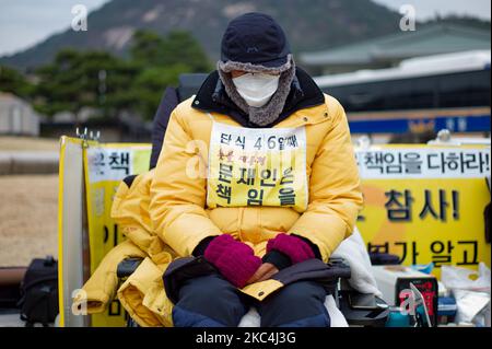 Kim Sung-mook, der sich seit 46 Tagen im Hungerstreik befindet, sitzt auf einem Stuhl während einer Pressekonferenz, die am 24. November 2020 in Seoul, Südkorea, die Untersuchung der Wahrheit der Sewol-Fähre fordert. Kim, die zur Zeit der Sewol-Fährkatastrophe Studenten mit einem Feuerwehrschlauch gerettet hat, tritt seit Oktober 10 in Hungerstreik und fordert die Untersuchung der Katastrophe, die Bestrafung des Verantwortlichen und die Einrichtung eines speziellen Untersuchungsteams direkt unter dem Präsidenten. (Foto von Chris Jung/NurPhoto) Stockfoto