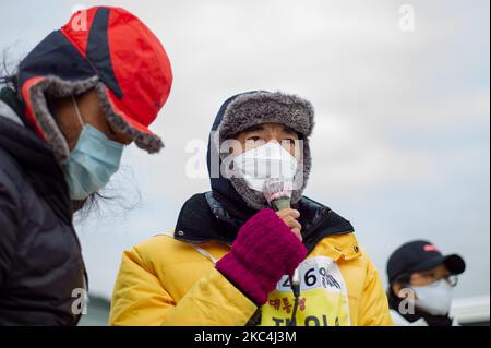 Ein Überlebender der Sewol-Fähre Kim Sung-mook, der sich seit 46 Tagen im Hungerstreik befindet, spricht am 24. November 2020 vor dem Präsidentenamt in Seoul, Südkorea, mit den Medien. Kim, die zur Zeit der Sewol-Fährkatastrophe Studenten mit einem Feuerwehrschlauch gerettet hat, tritt seit Oktober 10 in Hungerstreik und fordert die Untersuchung der Katastrophe, die Bestrafung des Verantwortlichen und die Einrichtung eines speziellen Untersuchungsteams direkt unter dem Präsidenten. (Foto von Chris Jung/NurPhoto) Stockfoto