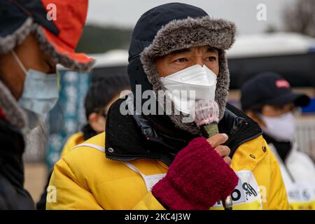 Ein Überlebender der Sewol-Fähre Kim Sung-mook, der sich seit 46 Tagen im Hungerstreik befindet, spricht am 24. November 2020 vor dem Präsidentenamt in Seoul, Südkorea, mit den Medien. Kim, die zur Zeit der Sewol-Fährkatastrophe Studenten mit einem Feuerwehrschlauch gerettet hat, tritt seit Oktober 10 in Hungerstreik und fordert die Untersuchung der Katastrophe, die Bestrafung des Verantwortlichen und die Einrichtung eines speziellen Untersuchungsteams direkt unter dem Präsidenten. (Foto von Chris Jung/NurPhoto) Stockfoto