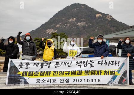 Kim Sung-mook, der sich seit 46 Tagen in einem Hungerstreik befindet und Bürger, die die Aufklärung der Wahrheit über die Sewol-Fähre fordern, halten am 24. November 2020 in Seoul, Südkorea, eine Pressekonferenz vor dem Präsidentenbüro ab. Kim, die zur Zeit der Sewol-Fährkatastrophe Studenten mit einem Feuerwehrschlauch gerettet hat, tritt seit Oktober 10 in Hungerstreik und fordert die Untersuchung der Katastrophe, die Bestrafung des Verantwortlichen und die Einrichtung eines speziellen Untersuchungsteams direkt unter dem Präsidenten. (Foto von Chris Jung/NurPhoto) Stockfoto