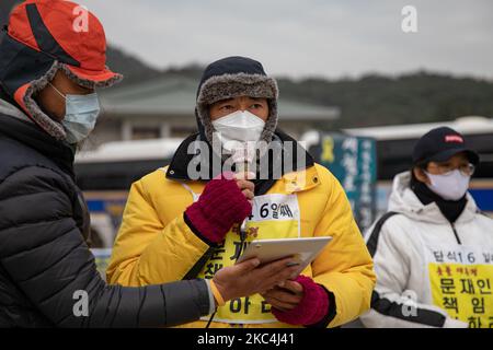 Ein Überlebender der Sewol-Fähre Kim Sung-mook, der sich seit 46 Tagen im Hungerstreik befindet, spricht am 24. November 2020 vor dem Präsidentenamt in Seoul, Südkorea, mit den Medien. Kim, die zur Zeit der Sewol-Fährkatastrophe Studenten mit einem Feuerwehrschlauch gerettet hat, tritt seit Oktober 10 in Hungerstreik und fordert die Untersuchung der Katastrophe, die Bestrafung des Verantwortlichen und die Einrichtung eines speziellen Untersuchungsteams direkt unter dem Präsidenten. (Foto von Chris Jung/NurPhoto) Stockfoto