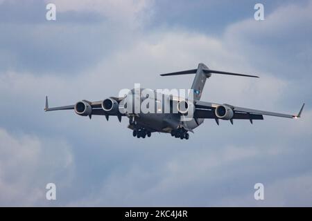 Eine SAC Strategic Airlift-Fähigkeit Boeing C17 Globemaster III, wie sie beim endgültigen Anflug, beim Aufsetzen und Rollen bei der Ankunft in Eindhoven International Airprot und dem Luftwaffenstützpunkt EIN EHEHH in den Niederlanden gesehen wurde. Die Heimatbasis von SAC ist der Luftwaffenstützpunkt HDF Pápa. Mitgliedstaaten sind die NATO-Mitglieder Bulgarien, Estland, Ungarn, Litauen, Norwegen, Polen, Rumänien, Slowenien und die Vereinigten Staaten von Amerika sowie Partnerschaft für die Friedensländer Finnland und Schweden für die Länder Operation oder UN, NATO oder EU. Die American Made C17 ist ein großes militärisches Transportflugzeug, das für die Vereinigten Staaten entwickelt wurde Stockfoto