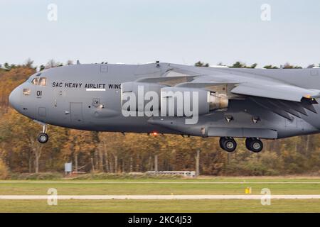 Eine SAC Strategic Airlift-Fähigkeit Boeing C17 Globemaster III, wie sie beim endgültigen Anflug, beim Aufsetzen und Rollen bei der Ankunft in Eindhoven International Airprot und dem Luftwaffenstützpunkt EIN EHEHH in den Niederlanden gesehen wurde. Die Heimatbasis von SAC ist der Luftwaffenstützpunkt HDF Pápa. Mitgliedstaaten sind die NATO-Mitglieder Bulgarien, Estland, Ungarn, Litauen, Norwegen, Polen, Rumänien, Slowenien und die Vereinigten Staaten von Amerika sowie Partnerschaft für die Friedensländer Finnland und Schweden für die Länder Operation oder UN, NATO oder EU. Die American Made C17 ist ein großes militärisches Transportflugzeug, das für die Vereinigten Staaten entwickelt wurde Stockfoto