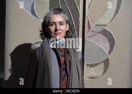 Die Bildhauerin Blanca Munoz präsentiert in der Königlichen Akademie der Schönen Künste San Fernando in Madrid eine Serie von Arbeiten, die mit der goldenen Stickereitechnik hergestellt wurden. 24. November 2020 Spanien (Foto: Oscar Gonzalez/NurPhoto) Stockfoto