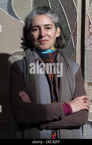 Die Bildhauerin Blanca Munoz präsentiert in der Königlichen Akademie der Schönen Künste San Fernando in Madrid eine Serie von Arbeiten, die mit der goldenen Stickereitechnik hergestellt wurden. 24. November 2020 Spanien (Foto: Oscar Gonzalez/NurPhoto) Stockfoto