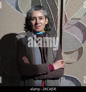 Die Bildhauerin Blanca Munoz präsentiert in der Königlichen Akademie der Schönen Künste San Fernando in Madrid eine Serie von Arbeiten, die mit der goldenen Stickereitechnik hergestellt wurden. 24. November 2020 Spanien (Foto: Oscar Gonzalez/NurPhoto) Stockfoto