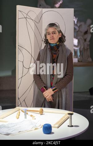 Die Bildhauerin Blanca Munoz präsentiert in der Königlichen Akademie der Schönen Künste San Fernando in Madrid eine Serie von Arbeiten, die mit der goldenen Stickereitechnik hergestellt wurden. 24. November 2020 Spanien (Foto: Oscar Gonzalez/NurPhoto) Stockfoto