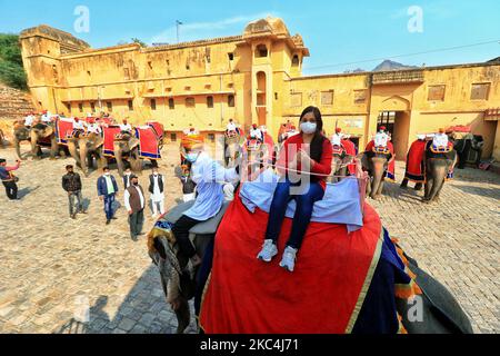 Touristen nehmen Elefantenritt im historischen Amer Fort nach Wiederaufnahme des Dienstes nach über 8 Monaten Aussetzung aufgrund der COVID-19 Pandemie, in Jaipur, Rajasthan, Indien, Dienstag, 24. November 2020. (Foto von Vishal Bhatnagar/NurPhoto) Stockfoto