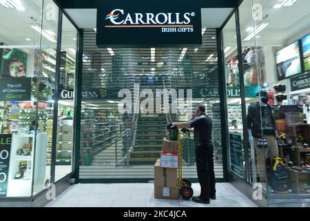 Ein Lieferer erwartet vor dem Souvenirladen Carrolls im Stephen's Green Shopping Center während der Sperre auf Ebene 5. Am Dienstag, den 24. November 2020, in Dublin, Irland. (Foto von Artur Widak/NurPhoto) Stockfoto