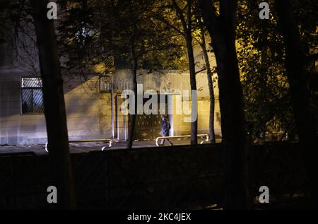 Am 3. Tag der zweiwöchigen totalen Sperre am 24. November 2020 läuft ein iranischer Mann mit einer Gesichtsmaske auf einer Straße im Norden Teherans entlang. Die iranische Regierung erwägen eine zweiwöchige totale Sperre in Teheran, aber die Straßen sind immer noch voll, viele Menschen vor Ort, die die Zahl der Todesfälle erhöhen können, aber es scheint, dass die iranischen Menschen anstelle des COVID-19 vor allem über die Wirtschaft besorgt sind. MORTEZA NIKOUBAZL/NurPhoto (Foto von Morteza Nikoubazl/NurPhoto) Stockfoto