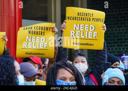 Demonstranten werden gesehen, wie sie Plakate halten, während einer Kundgebung im Büro des Gouverneurs von NY, Andrew Cuomo, in manhattan, fordern, dass Cuomo die reichsten New Yorker besteuert und die Arbeiter in Manhattan am 24. November 2020 finanziert (Foto: John Nacion/NurPhoto) Stockfoto