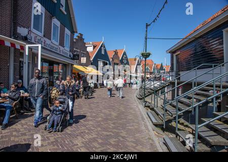 Alltag in Volendam Traditionelles Fischerdorf mit holländischer Architektur in Nordholland in der Nähe von Amsterdam in den Niederlanden. Volendam hat einen Hafen und ist ein beliebtes Ziel und Touristenattraktion im Land. Es gibt alte Fischerboote, traditionelle Kleidung der Einheimischen, Fährfahrt nach Marken, Museen, Käsefaktroy, Cafe und Souvenirläden am Wasser und einen kleinen Strand. Es gibt Häuser entlang der Küste und einen Yachthafen in der Nähe für Touristen und Einheimische als Besucher, so dass der Tourismus das Haupteinkommen für die Gemeinde ist. Volendam wurde in vielen aktuellen Filmen gezeigt. Volendam - Die Niederlande Stockfoto