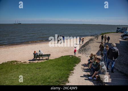 Alltag in Volendam Traditionelles Fischerdorf mit holländischer Architektur in Nordholland in der Nähe von Amsterdam in den Niederlanden. Volendam hat einen Hafen und ist ein beliebtes Ziel und Touristenattraktion im Land. Es gibt alte Fischerboote, traditionelle Kleidung der Einheimischen, Fährfahrt nach Marken, Museen, Käsefaktroy, Cafe und Souvenirläden am Wasser und einen kleinen Strand. Es gibt Häuser entlang der Küste und einen Yachthafen in der Nähe für Touristen und Einheimische als Besucher, so dass der Tourismus das Haupteinkommen für die Gemeinde ist. Volendam wurde in vielen aktuellen Filmen gezeigt. Volendam - Die Niederlande Stockfoto