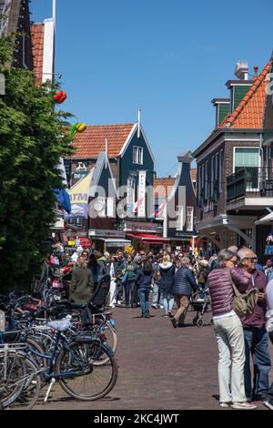 Alltag in Volendam Traditionelles Fischerdorf mit holländischer Architektur in Nordholland in der Nähe von Amsterdam in den Niederlanden. Volendam hat einen Hafen und ist ein beliebtes Ziel und Touristenattraktion im Land. Es gibt alte Fischerboote, traditionelle Kleidung der Einheimischen, Fährfahrt nach Marken, Museen, Käsefaktroy, Cafe und Souvenirläden am Wasser und einen kleinen Strand. Es gibt Häuser entlang der Küste und einen Yachthafen in der Nähe für Touristen und Einheimische als Besucher, so dass der Tourismus das Haupteinkommen für die Gemeinde ist. Volendam wurde in vielen aktuellen Filmen gezeigt. Volendam - Die Niederlande Stockfoto