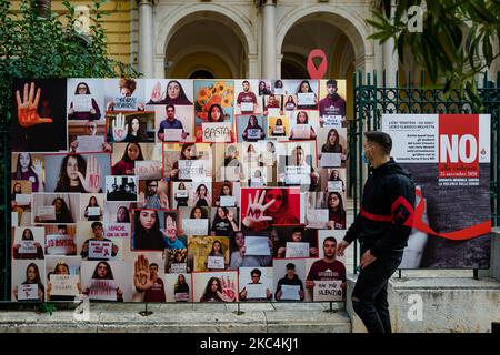 Plakat mit Fotos der Studenten des Liceo Classico von Molfetta und einer Botschaft gegen die Gewalt von Frauen, November 25, auf dem Corso Umberto di Molfetta. Anlässlich des internationalen Tages gegen Gewalt gegen Frauen am 25. November, dem Liceo Classico di Molfetta, vor der Schule am Corso Umberto di Molfetta, Installiert zwei Plakate mit Fotos von einigen Studenten und eine Botschaft zur Bekämpfung und Beseitigung der Gewalt gegen Frauen und entrollt ein rotes Tuch, ein Symbol für das Blut von Frauen von dieser Gewalt betroffen vergossen. (Foto von Davide Pischettola/NurPhoto) Stockfoto