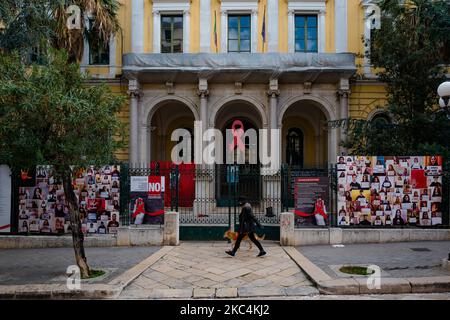 Plakate mit Fotos der Studenten des Liceo Classico von Molfetta und einer Botschaft gegen die Gewalt von Frauen, November 25., auf dem Corso Umberto di Molfetta. Anlässlich des internationalen Tages gegen Gewalt gegen Frauen am 25. November, dem Liceo Classico di Molfetta, vor der Schule am Corso Umberto di Molfetta, Installiert zwei Plakate mit Fotos von einigen Studenten und eine Botschaft zur Bekämpfung und Beseitigung der Gewalt gegen Frauen und entrollt ein rotes Tuch, ein Symbol für das Blut von Frauen von dieser Gewalt betroffen vergossen. (Foto von Davide Pischettola/NurPhoto) Stockfoto