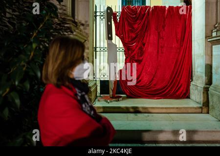 Ein roter Tropfer und ein Messer, um die Gewalt gegen Frauen zu symbolisieren, am 25.. November im Liceo Classico di Molfetta auf dem Corso Umberto di Molfetta. Anlässlich des internationalen Tages gegen Gewalt gegen Frauen am 25. November, dem Liceo Classico di Molfetta, vor der Schule am Corso Umberto di Molfetta, Installiert zwei Plakate mit Fotos von einigen Studenten und eine Botschaft zur Bekämpfung und Beseitigung der Gewalt gegen Frauen und entrollt ein rotes Tuch, ein Symbol für das Blut von Frauen von dieser Gewalt betroffen vergossen. (Foto von Davide Pischettola/NurPhoto) Stockfoto