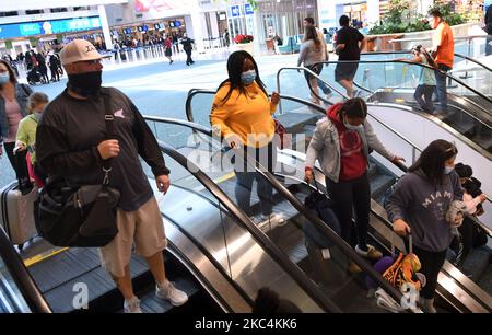 Orlando, Florida, USA - am Thanksgiving-Abend, dem 25. November 2020, treffen die Leute am Orlando, Florida, ein. Tausende von Reisenden ignorieren CDC-Warnungen, um Urlaubsreisen zu vermeiden, da COVID-19-Fälle in den Vereinigten Staaten immer weiter ansteigenden. (Foto von Paul Hennessy/NurPhoto) Stockfoto