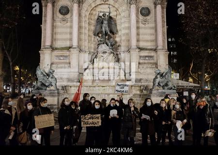 Frauen versammelten sich am Place du Saint Michel zu einer Kundgebung anlässlich des Internationalen Tages zur Beseitigung von Gewalt gegen Frauen in Paris am 25. November 2020 (Foto: Adnan Farzat/NurPhoto) Stockfoto