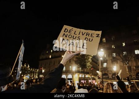 Frauen versammelten sich am Place du Saint Michel zu einer Kundgebung anlässlich des Internationalen Tages zur Beseitigung von Gewalt gegen Frauen in Paris am 25. November 2020 (Foto: Adnan Farzat/NurPhoto) Stockfoto