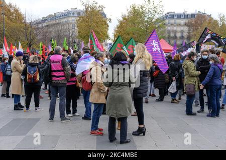 Mehrere hundert Menschen in Paris während einer Demonstration zum Internationalen Tag zur Beseitigung der Gewalt gegen Frauen am 25. November 2020. (Foto von Vincent Koebel/NurPhoto) Stockfoto