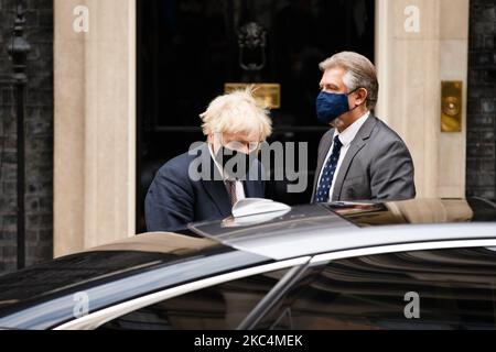 Der britische Premierminister Boris Johnson, Vorsitzender der Konservativen Partei und Abgeordneter für Uxbridge und South Ruislip, trägt am 26. November 2020 eine Gesichtsmaske, die die Downing Street 10 in London, England, verlässt. Johnson hat sich in den letzten zwei Wochen selbst isoliert, nachdem er durch das „Track and Trace“-Programm des National Health Service benachrichtigt wurde, bei dem ein Kollege der Konservativen Partei, der später positiv auf Coronavirus getestet wurde, bei einer Funktion in der Downing Street Kontakt mit einem Kollegen hatte. Die Regierung gibt heute bekannt, welche der drei „Stufen“ der Covid-19-Beschränkungen für die Gebietskörperschaften in ganz England am en gelten werden Stockfoto