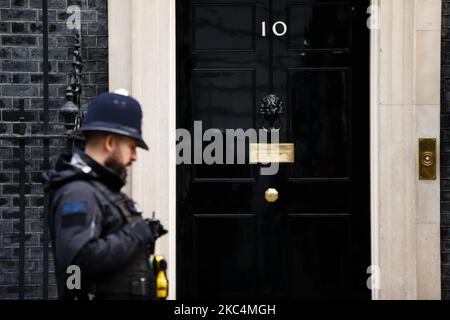 Ein Polizeibeamter steht am 26. November 2020 vor der Downing Street 10 in London, England, auf Wache. (Foto von David Cliff/NurPhoto) Stockfoto